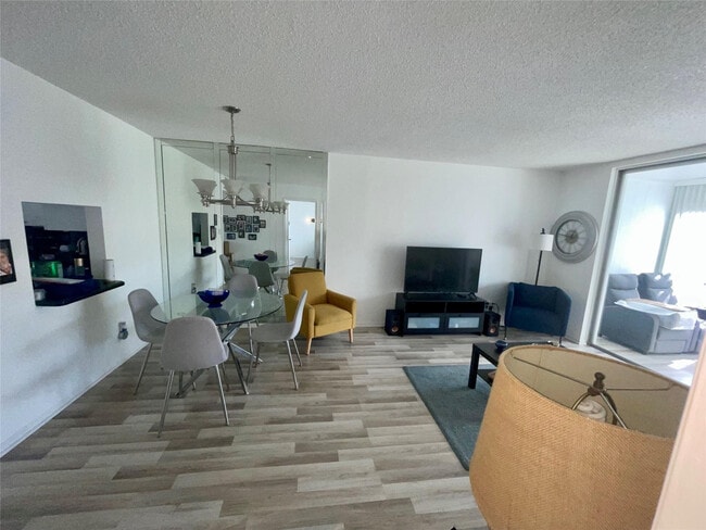 Foto del edificio - 5860 NW 64th Ave