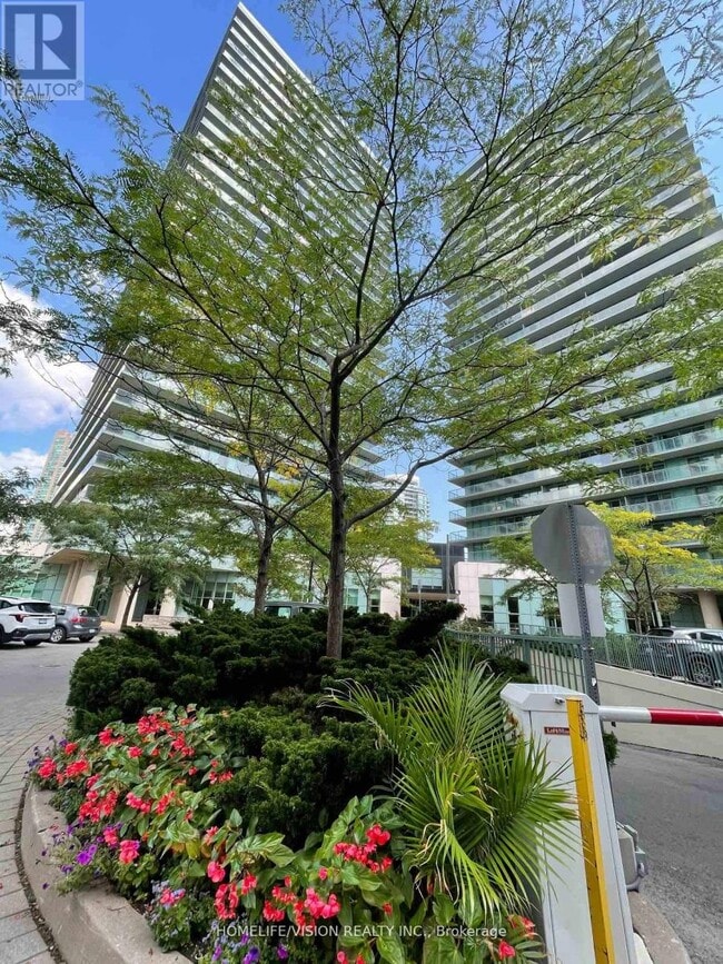Building Photo - 5508-5508 Yonge St
