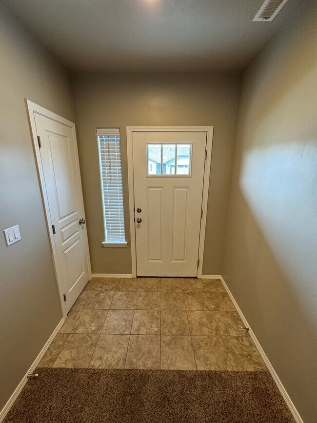 Foto del edificio - Charming 3-bedroom, 2-bathroom home locate...