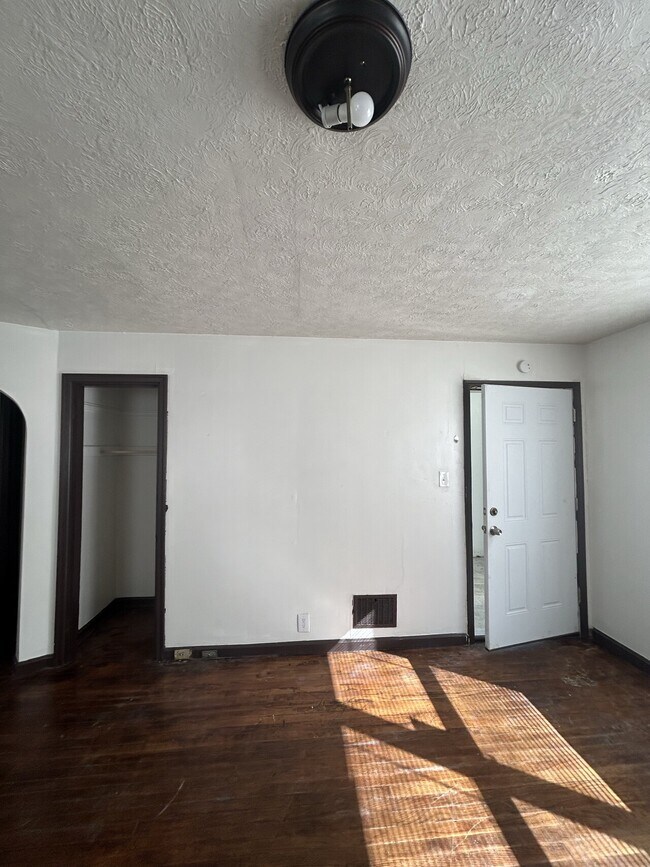 Building Photo - 735 Elberon