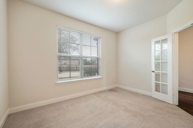 Foto del edificio - 3904 Driftwood Ln