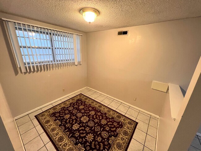 Building Photo - Spacious, 2 Bdr, 1 Bath Apt One Block east...