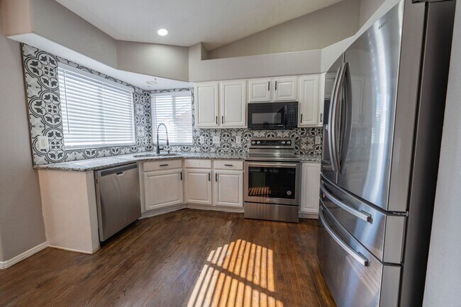 Foto del edificio - Stunning 4-bedroom, 3-bathroom home near Ft Carson!