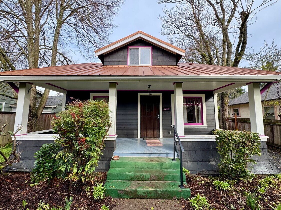 Beautiful 4 Bedroom, 2 Bath with Bonus Room in the Whiteaker Neighborhood! - Beautiful 4 Bedroom, 2 Bath with Bonus Room in the Whiteaker Neighborhood!