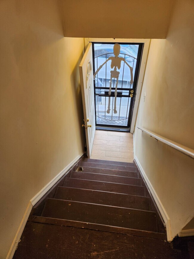 Building Photo - 661 Nasby Pl