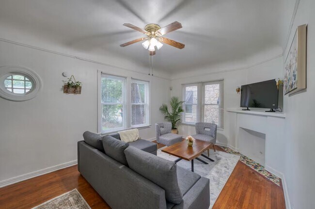 Building Photo - FIRST-FLOOR, 2-BEDROOM FURNISHED MONTE VIS...