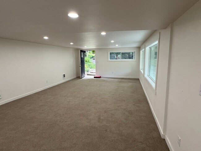 Building Photo - 2112 Sunset Dr W
