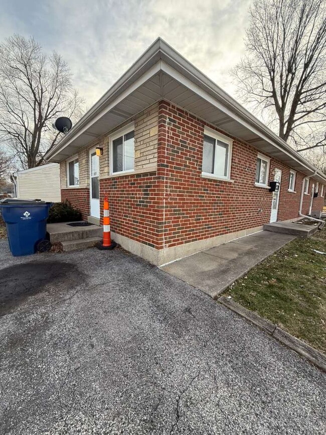 Building Photo - 3239 W Milton Ave