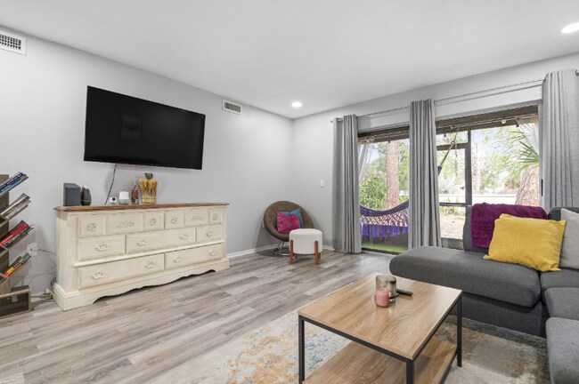 Foto del edificio - 2744A Hidden Lake Blvd