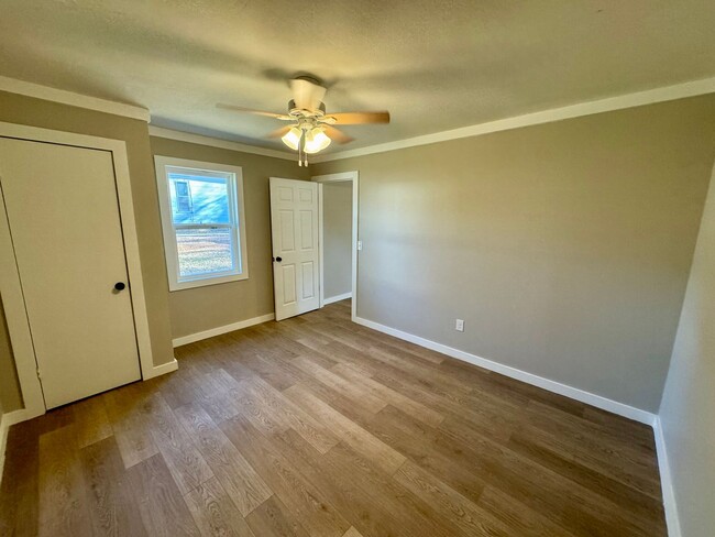 Building Photo - Beautifully Renovated Tiny Home!