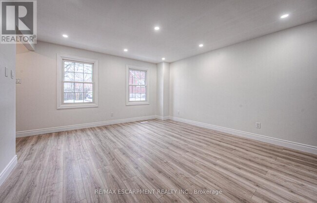 Building Photo - 30 Young St W