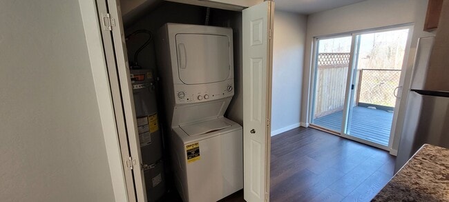 Building Photo - Spacious & Cozy Townhome for Rent