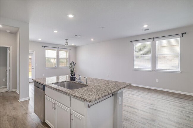 Foto del edificio - 445 Shiner Ln