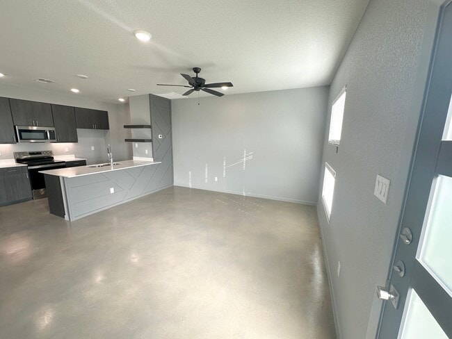 Building Photo - AVAILABLE NOW!