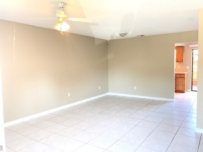 Building Photo - 7431 Glen Oaks Way