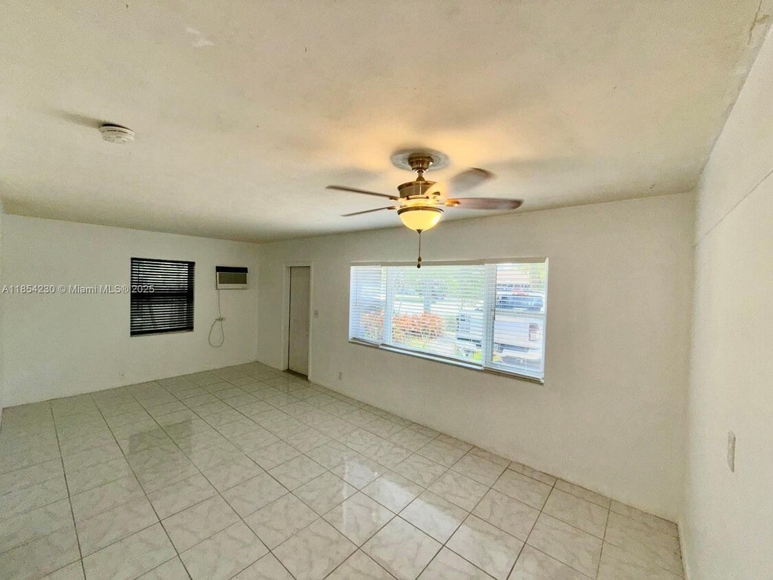 Primary Photo - 1061 NE 34th Ct
