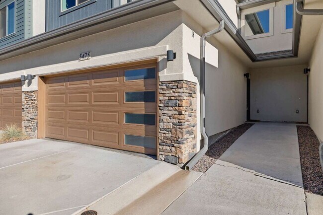Building Photo - Modern 3BR/3BA Townhome in Eastside Landin...