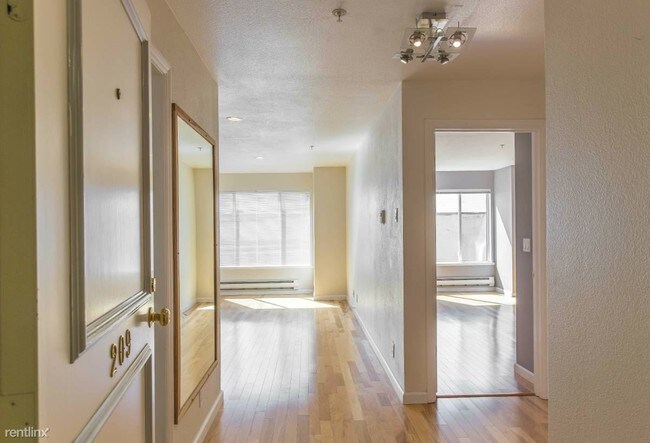 Building Photo - 550 S Van Ness Ave