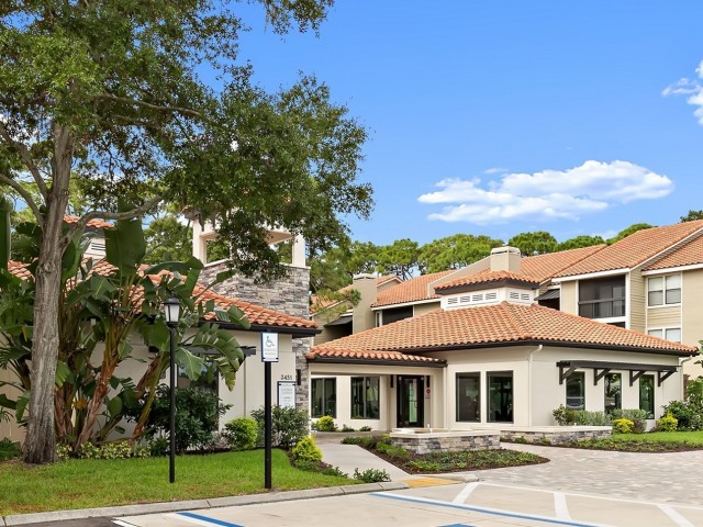 Exterior del Clubhouse y gimnasio - Beneva Place Apartments