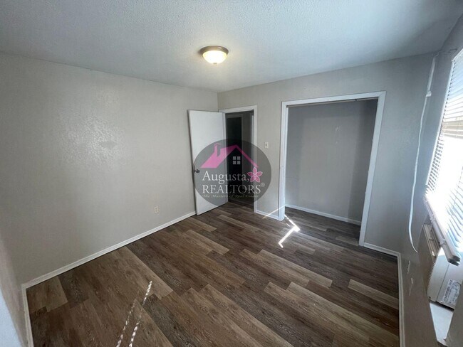 Building Photo - Affordable 3 or 4 bedroom home!!