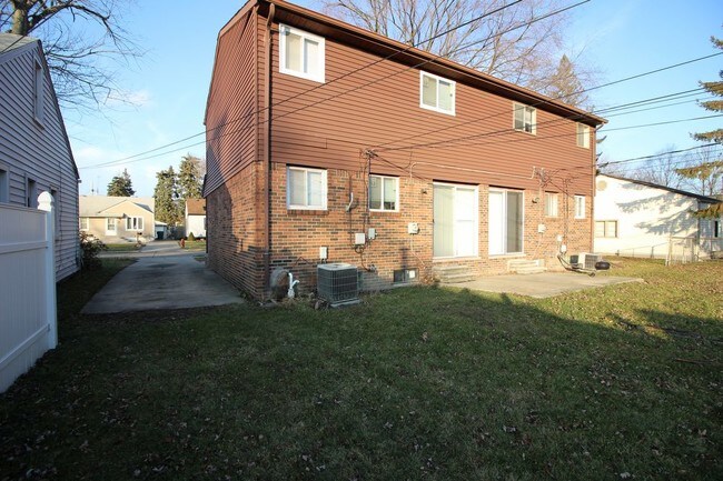 Building Photo - Great Duplex in Lincoln Park
