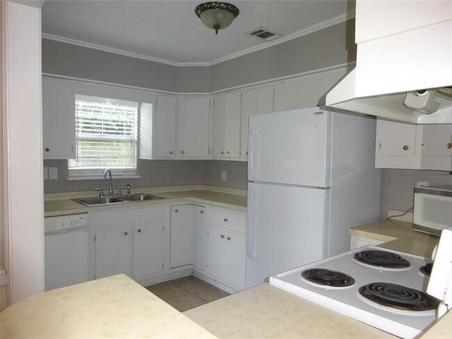 Building Photo - 5514 Aspen St