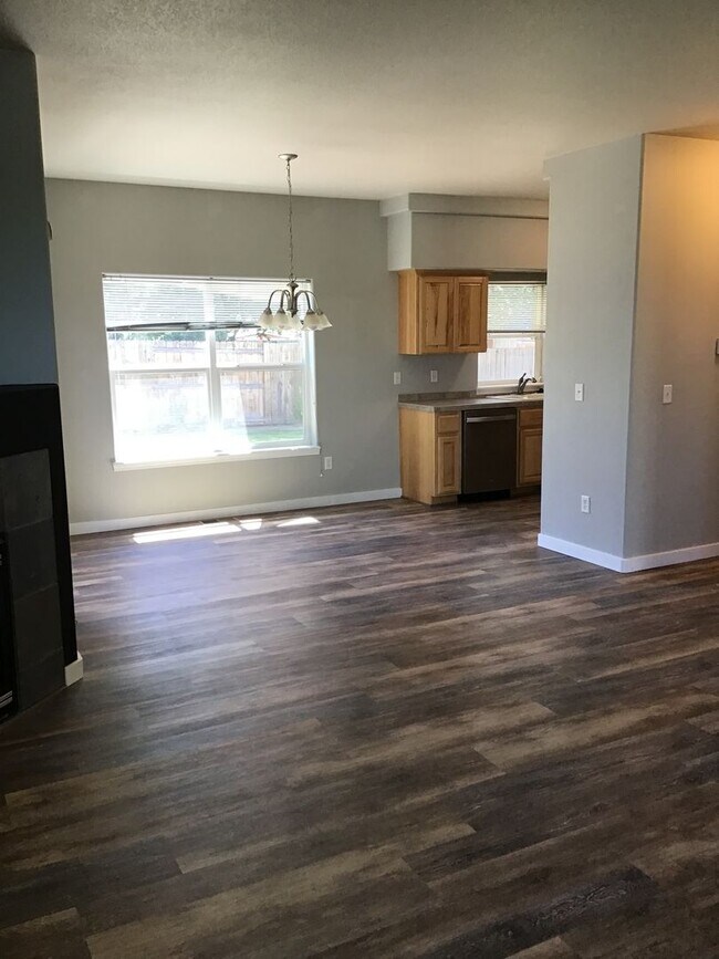 Building Photo - Large Home in NE Redmond