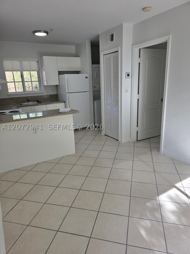 Building Photo - 3090 BIRD 303