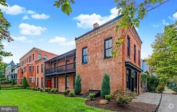 Building Photo - 1133 D St NE