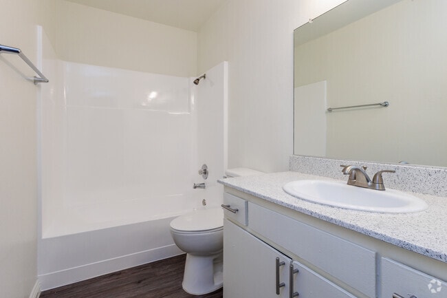 1BR, 1BA - 755SF - Bathroom - GRANDE