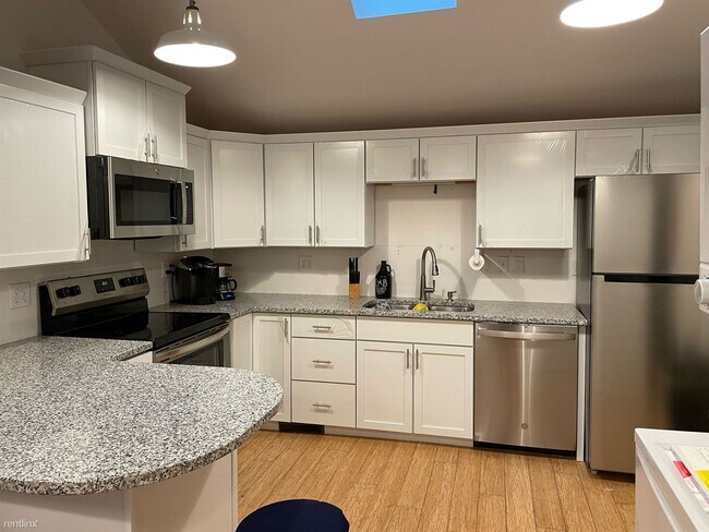 Building Photo - 2 br, 2 bath House - Remodeled 2 bedroom h...