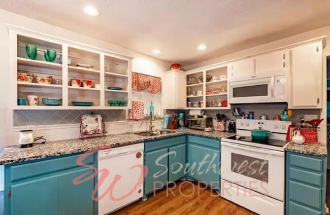 Building Photo - Updated 2 Bed Home on Corner Lot | Fenced Yard + Storage