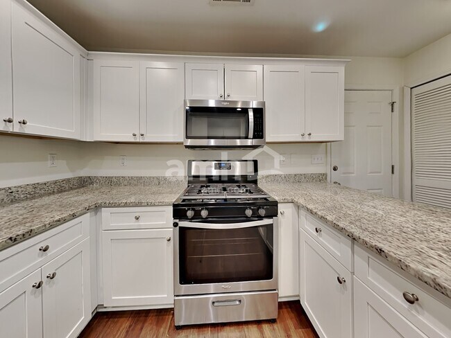 Foto del edificio - 408 Fairlawn Dr