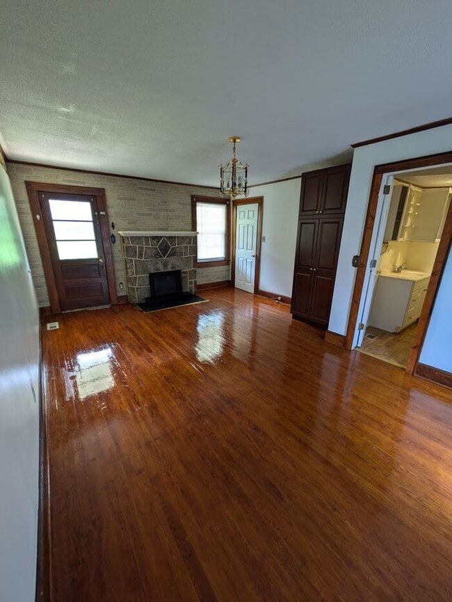 Building Photo - 1BD/2BA Single Family Home in Hickory!
