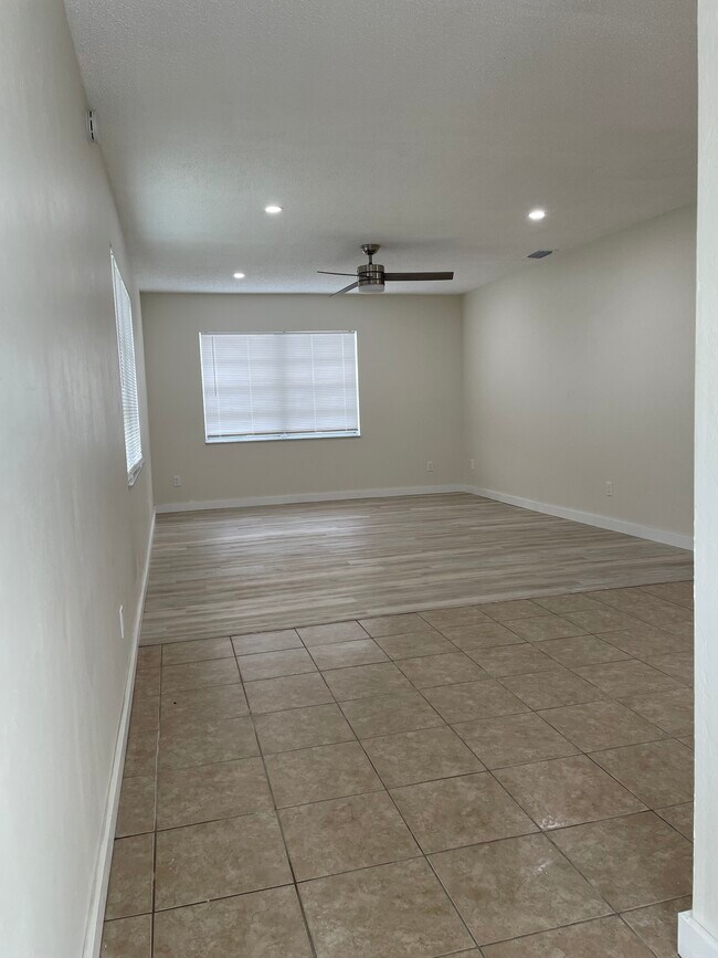 Living room - 4958 Viceroy St