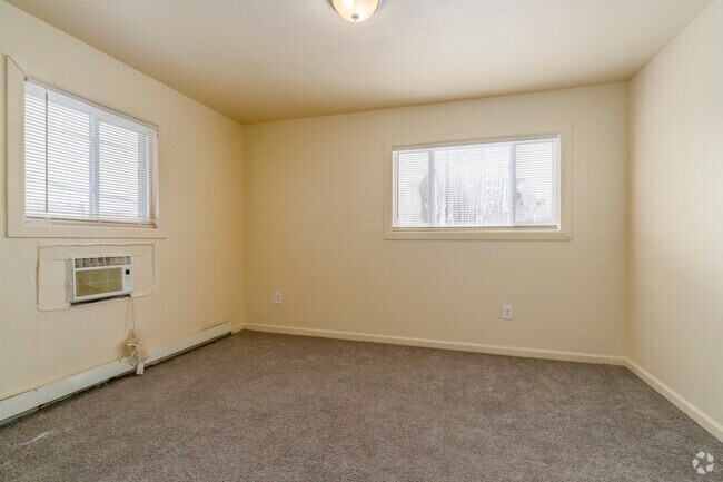 1 habitación, 1 baño - 570 pies cuadrados - Unidad 16 - Dormitorio - 17161 Denver St