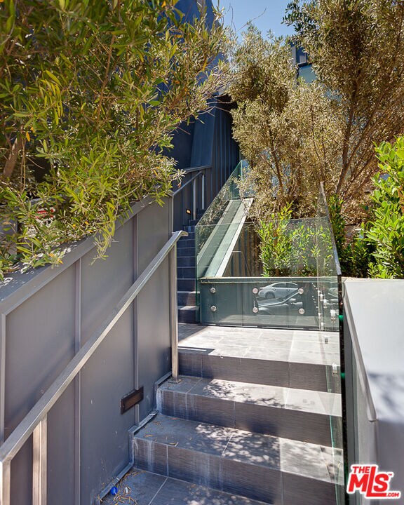 Foto del edificio - 209 Hollister Ave