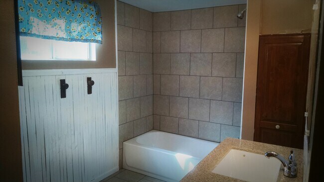 Baño completo (Foto 1) - 111 Washington Avenue