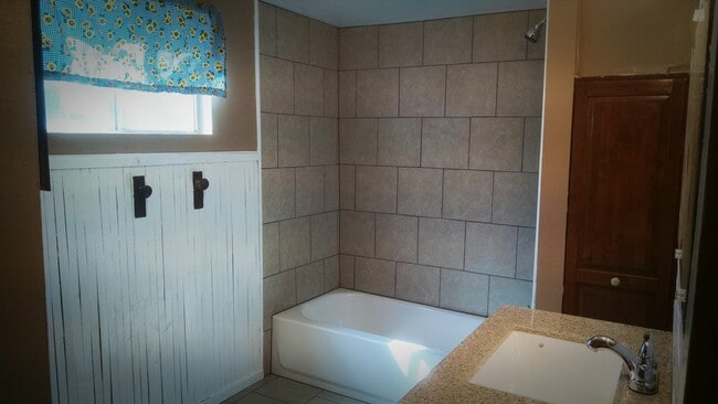 Full Bathroom (Pic 1) - 111 Washington Avenue