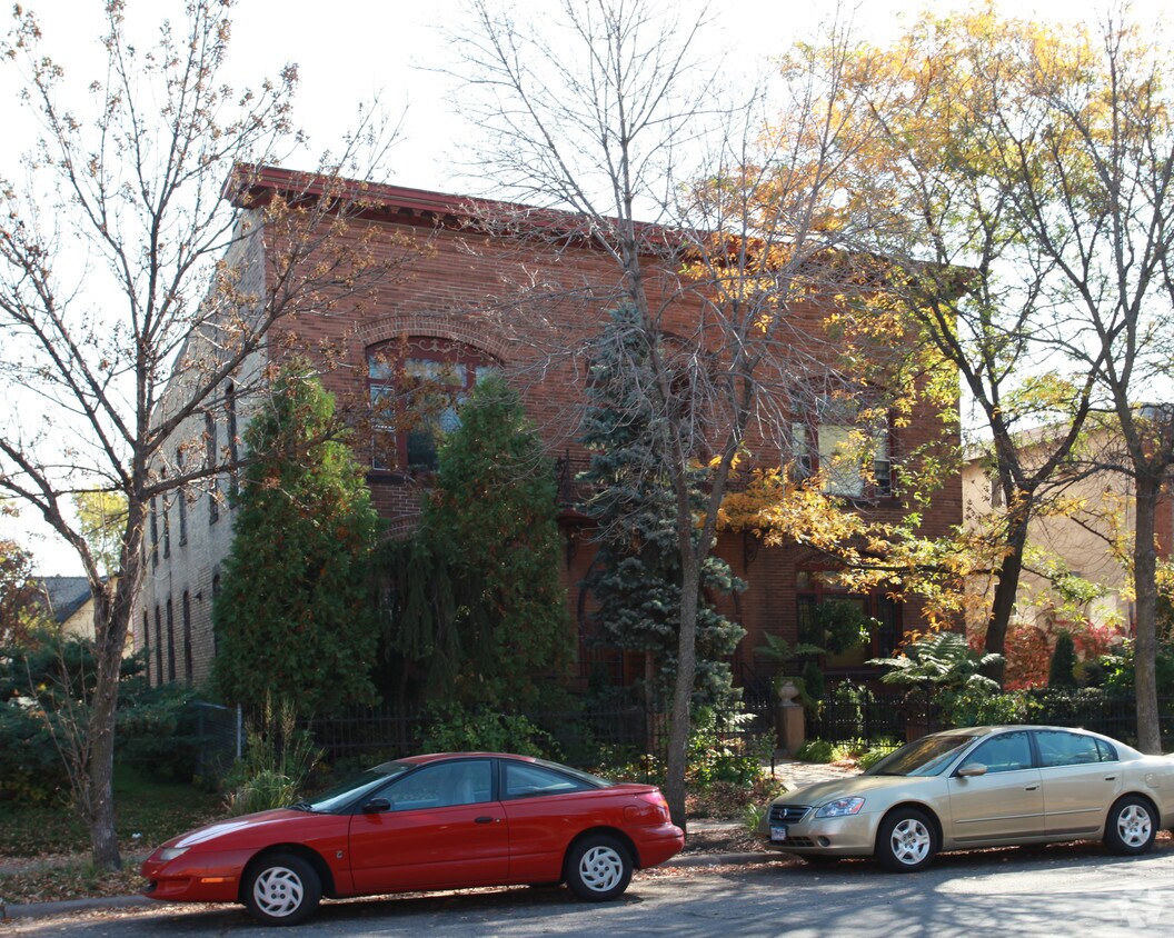 Building Photo - 2621-2623 1st Ave S