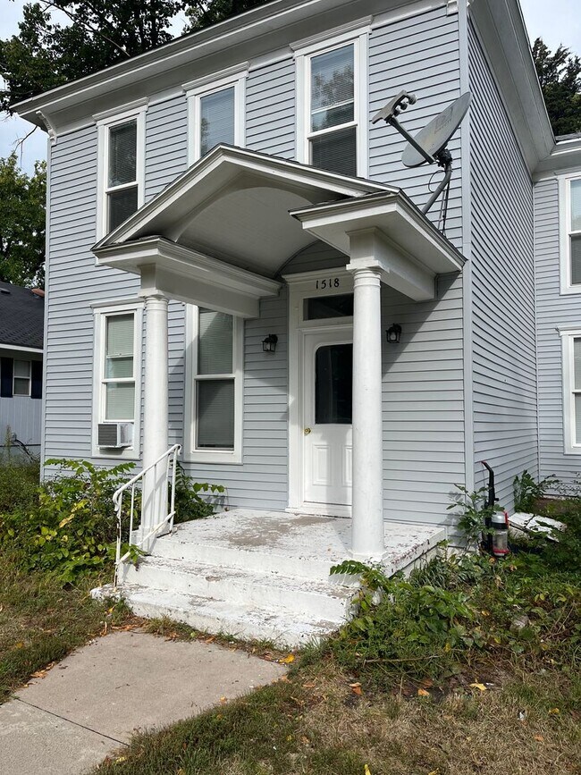 Building Photo - 1518 W Charles St