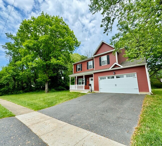 Garaje para dos autos y estacionamiento adicional en la entrada. - 2321 Farrand Dr
