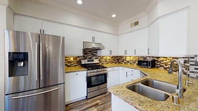 Foto del edificio - Beautiful Sabre Springs townhouse with fen...