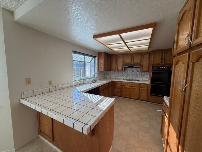 Building Photo - 3 Bed | 2.5 Bath | 2150SF | 2 Car Garage | Two Story | Tenant pays $190 for WS&G