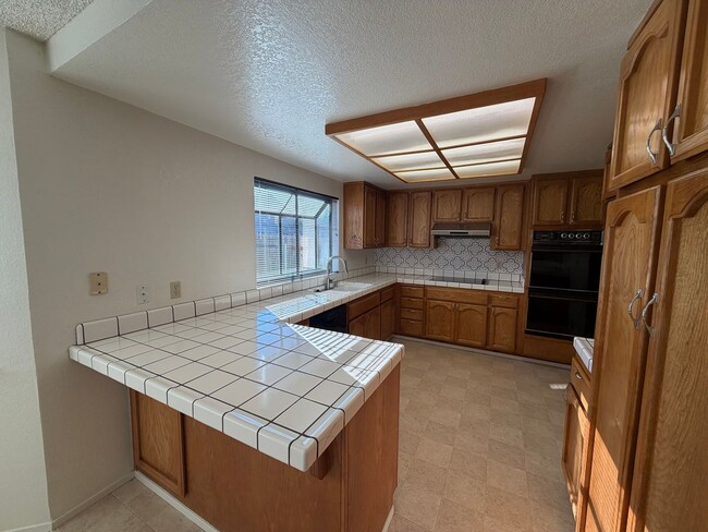 Foto del edificio - 3 Bed | 2.5 Bath | 2150SF | 2 Car Garage | Two Story | Tenant pays $190 for WS&G