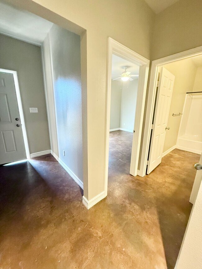 Foto del edificio - Spacious 3-bed/2-bath with Garage!