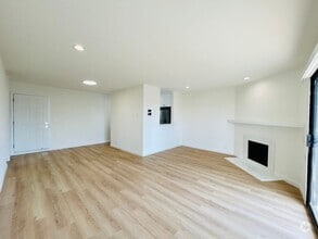 Building Photo - ven920
