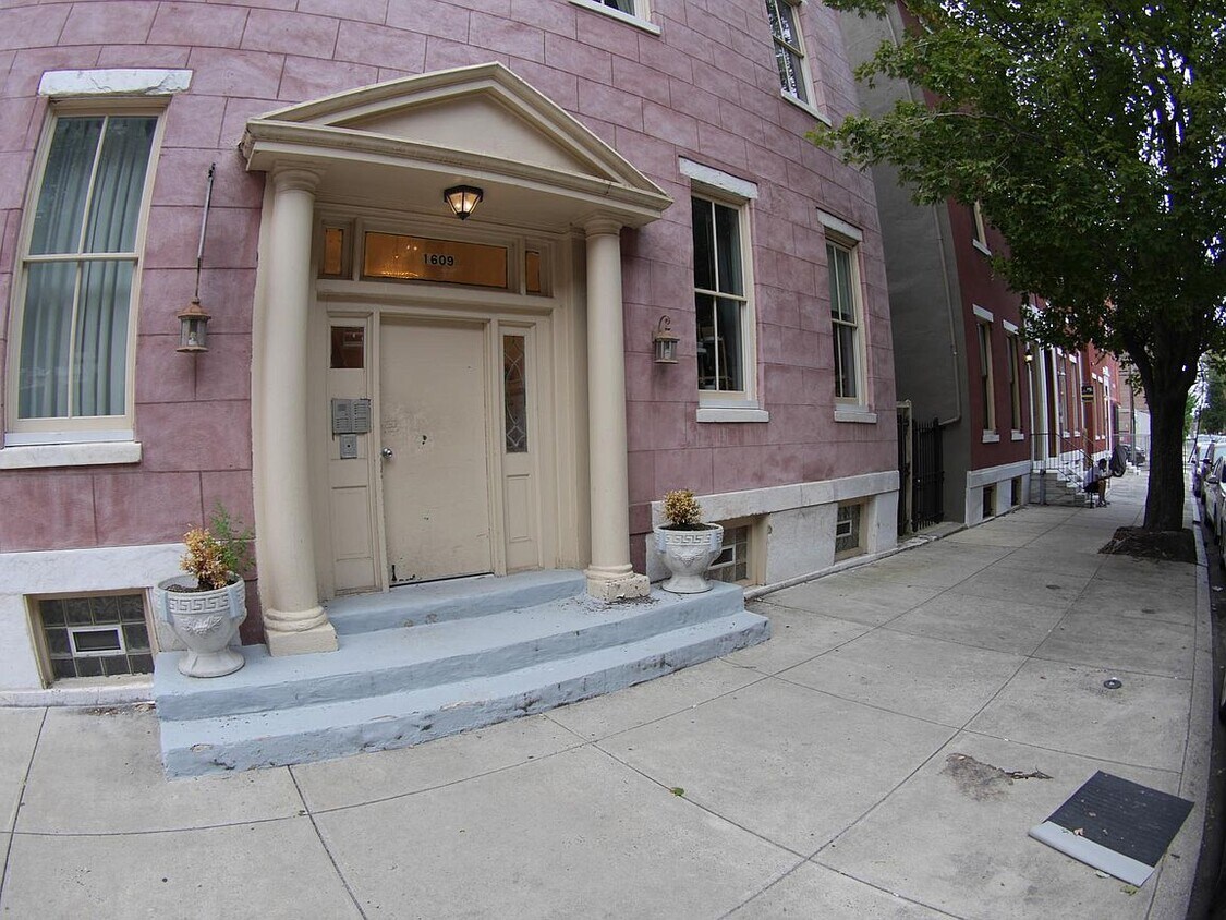 Front of building - 1609 Mount Vernon St