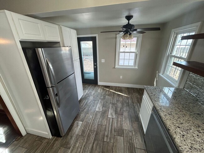 Foto del edificio - Charming 3-Bedroom Home with Finished Basement for Rent!