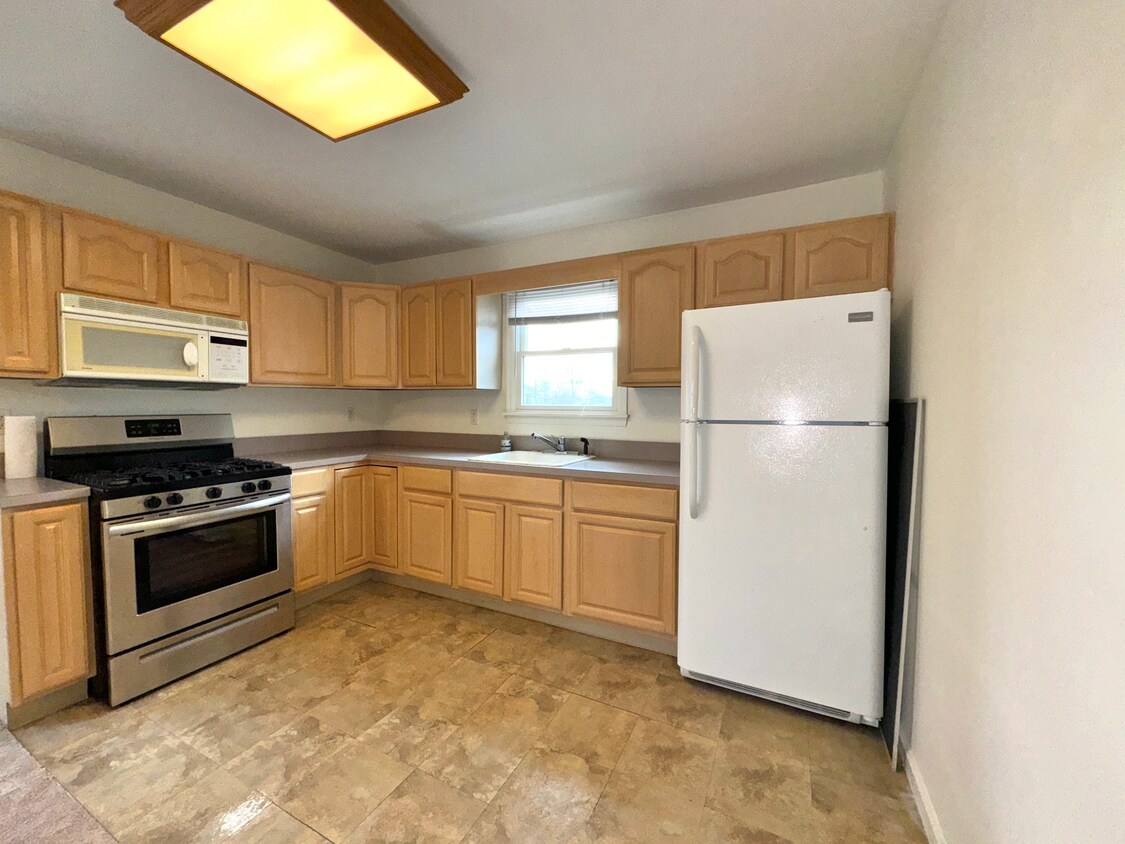 419 Midwood Ave Unit 1 Bedroom, Bellmore, NY 11710 Apartments in